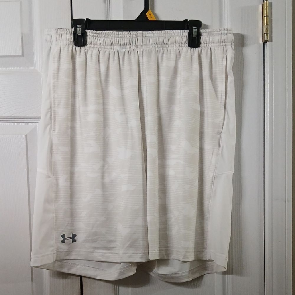 Under Armour Heatgear  loose Men's White and Tan Athletic Shorts Sz XL NWT